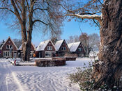 Koepoortstraat Woudrichem in de sneeuw van VVV Biesboschlinie