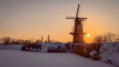 Molen 'Nooit Gedagt' in de sneeuw van VVV Biesboschlinie