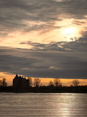 Slot Loevestein in silhouet van VVV Biesboschlinie