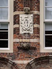 Gevelsteen in Woudrichem van VVV Biesboschlinie