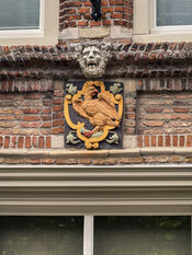 Gevelsteen in Woudrichem van VVV Biesboschlinie