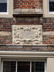 Gevelsteen in Woudrichem van VVV Biesboschlinie