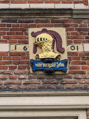 Gevelsteen in Woudrichem van VVV Biesboschlinie