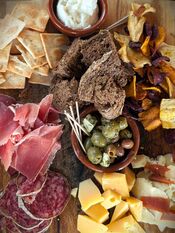 Borrelplank Bodega Wouw van VVV Biesboschlinie
