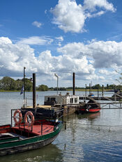 Bootjes in de Maas bij Woudrichem van VVV Biesboschlinie