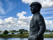 Beeld 'Zalmvisser' in Woudrichem van VVV Biesboschlinie