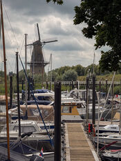 Jachthaven en molen Nooit Gedagt van VVV Biesboschlinie
